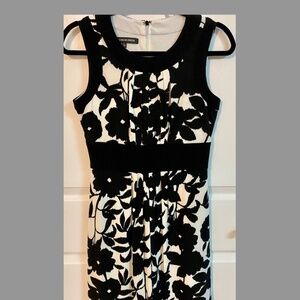Ladies Dress Jones Wear, Size 4, Sleeveless, black & white, above knee